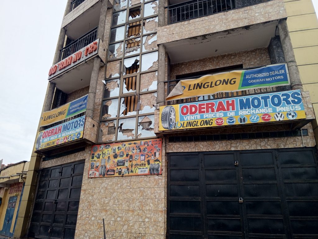 Kasa-Vubu : Le bâtiment commercial d'un Nigérian vandalisé par un groupe de motards après l'interpellation d'un vendeur de café par le parquet de Kalamu